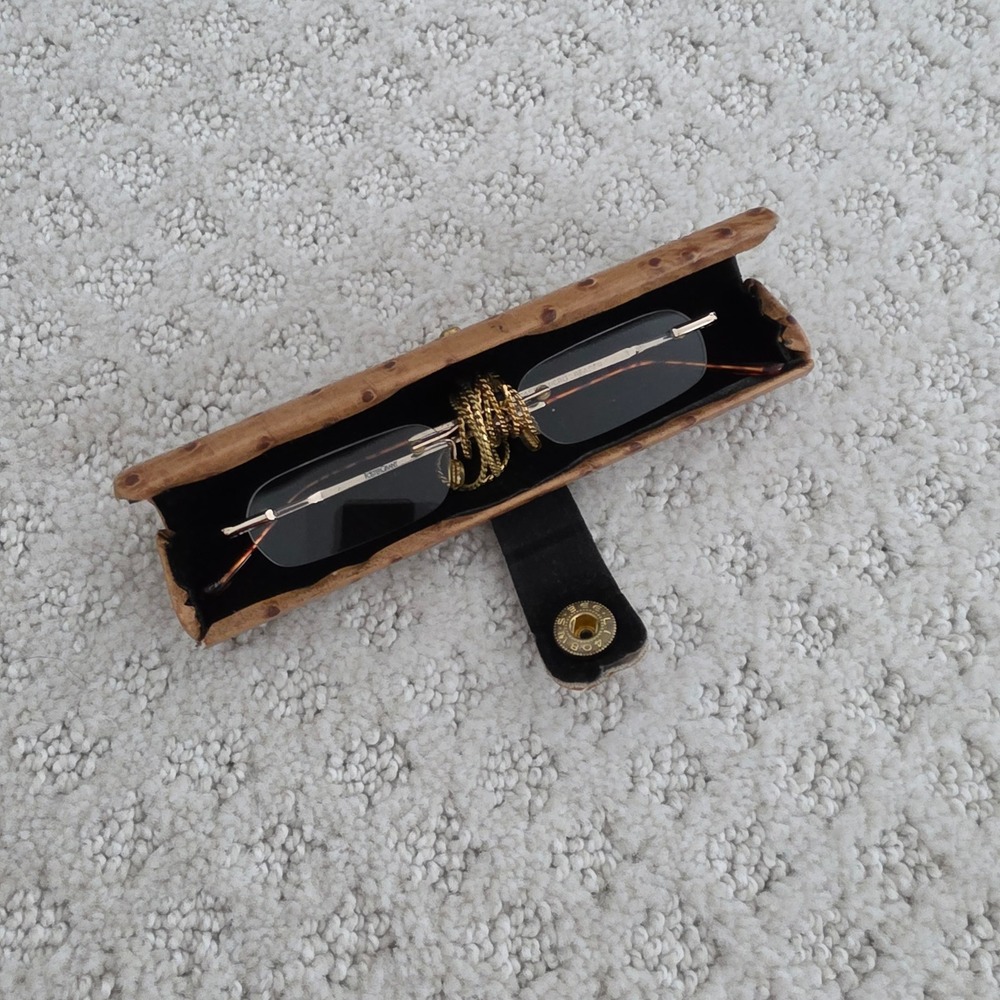 Foster Grant Micro Readers Rimless Gold Reading Glasses with Ostrich Case Chain